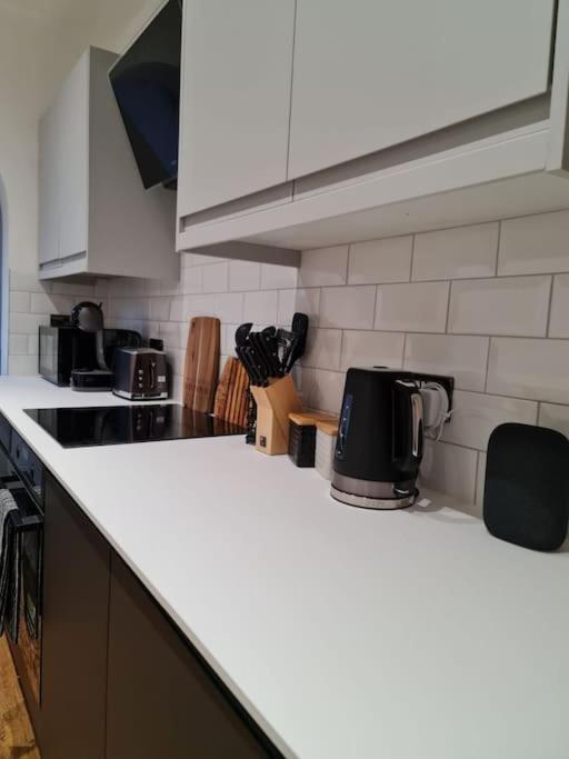 Centrally Located To The City Of Lincoln Exterior photo