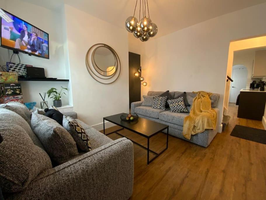 Centrally Located To The City Of Lincoln Exterior photo