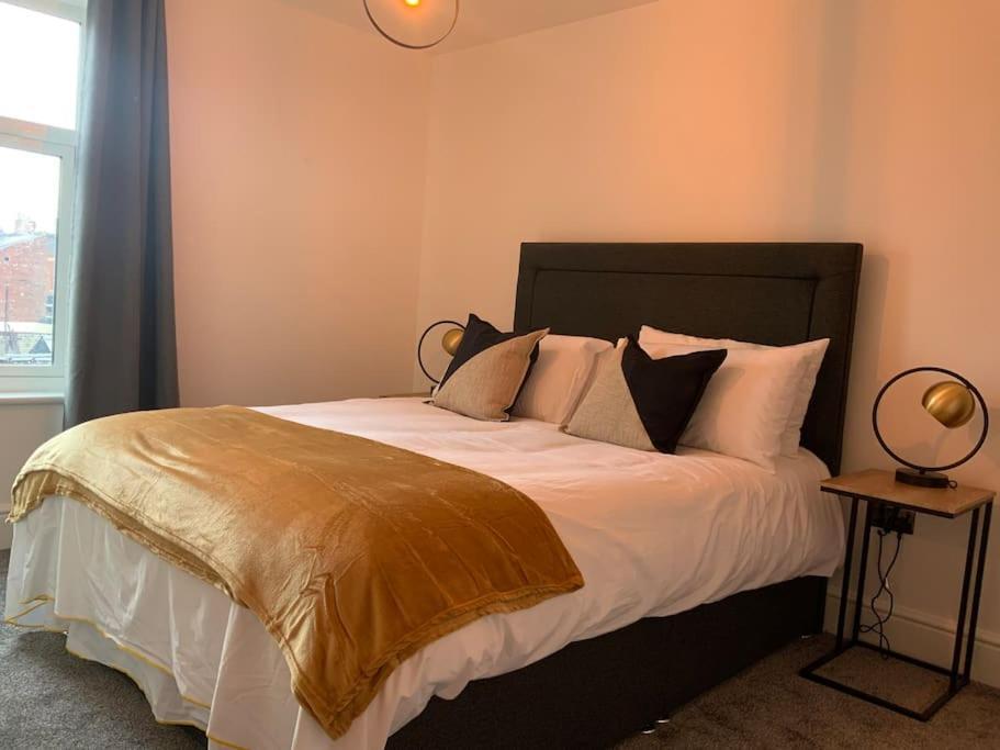 Centrally Located To The City Of Lincoln Exterior photo