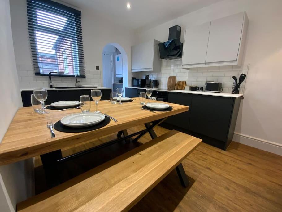 Centrally Located To The City Of Lincoln Exterior photo