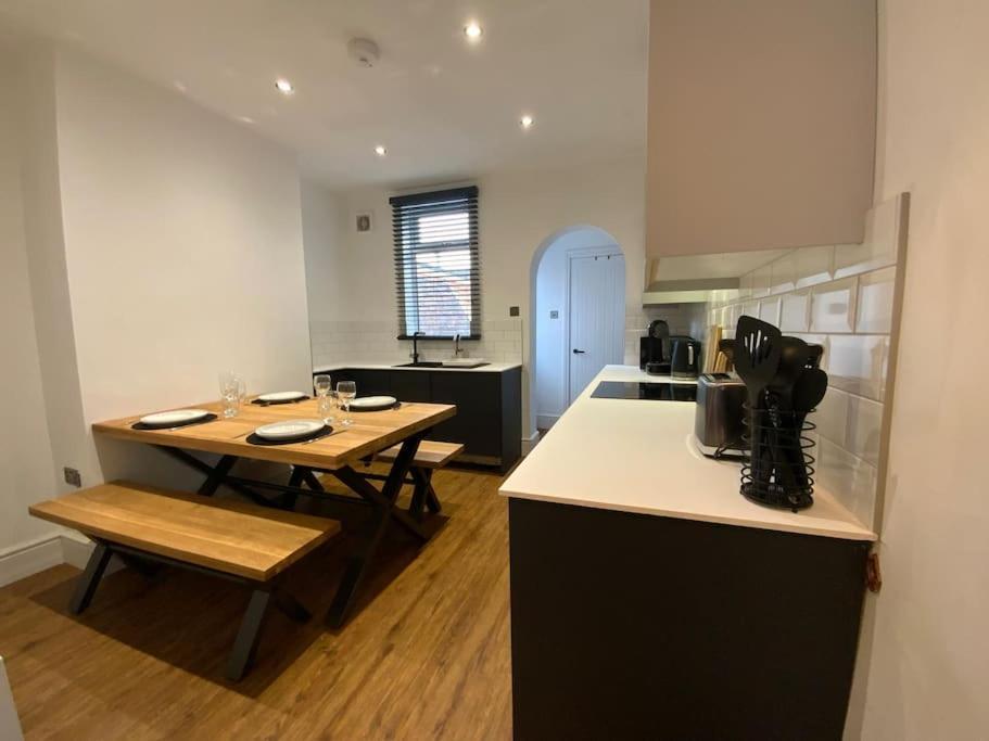 Centrally Located To The City Of Lincoln Exterior photo